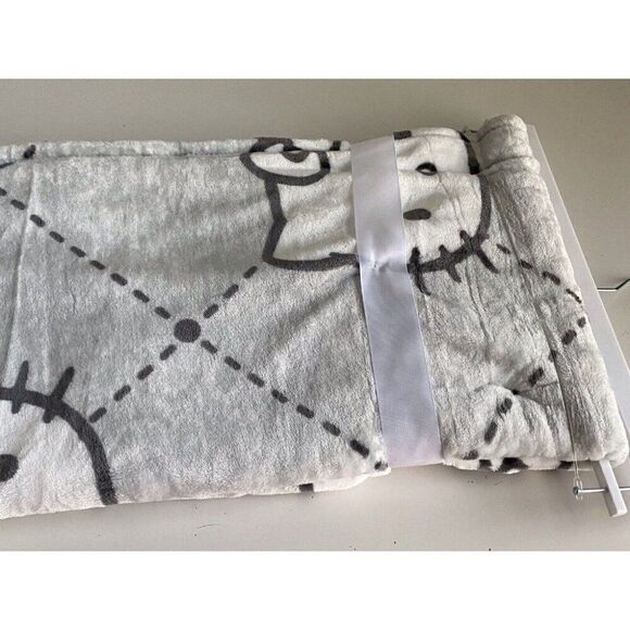 HELLO KITTY Blanket Throw 50"x70" Super Soft Plush Gray Pink White NEW - Picture 13 of 15
